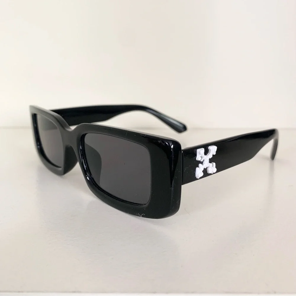 New square Black sunglasses